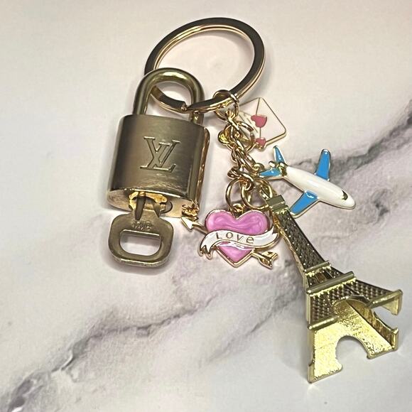 Louis Vuitton Lock & Key Set #314 with a Paris-Themed Charms Keychain - Picture 1 of 4